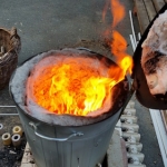 Rakubrand mit Holz in IKEA Mülltonne